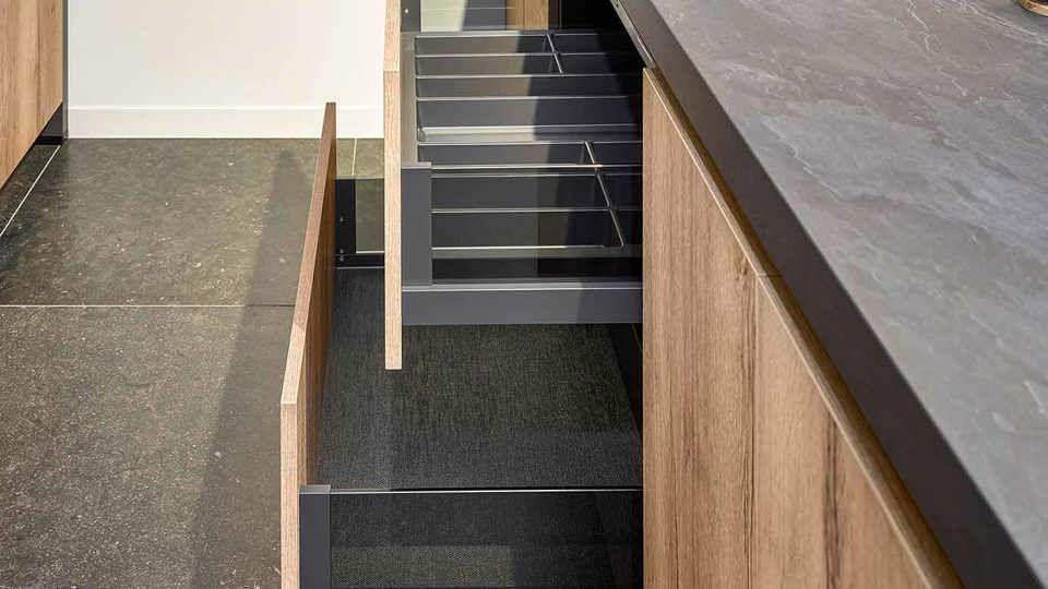 Houten keuken met grote laden