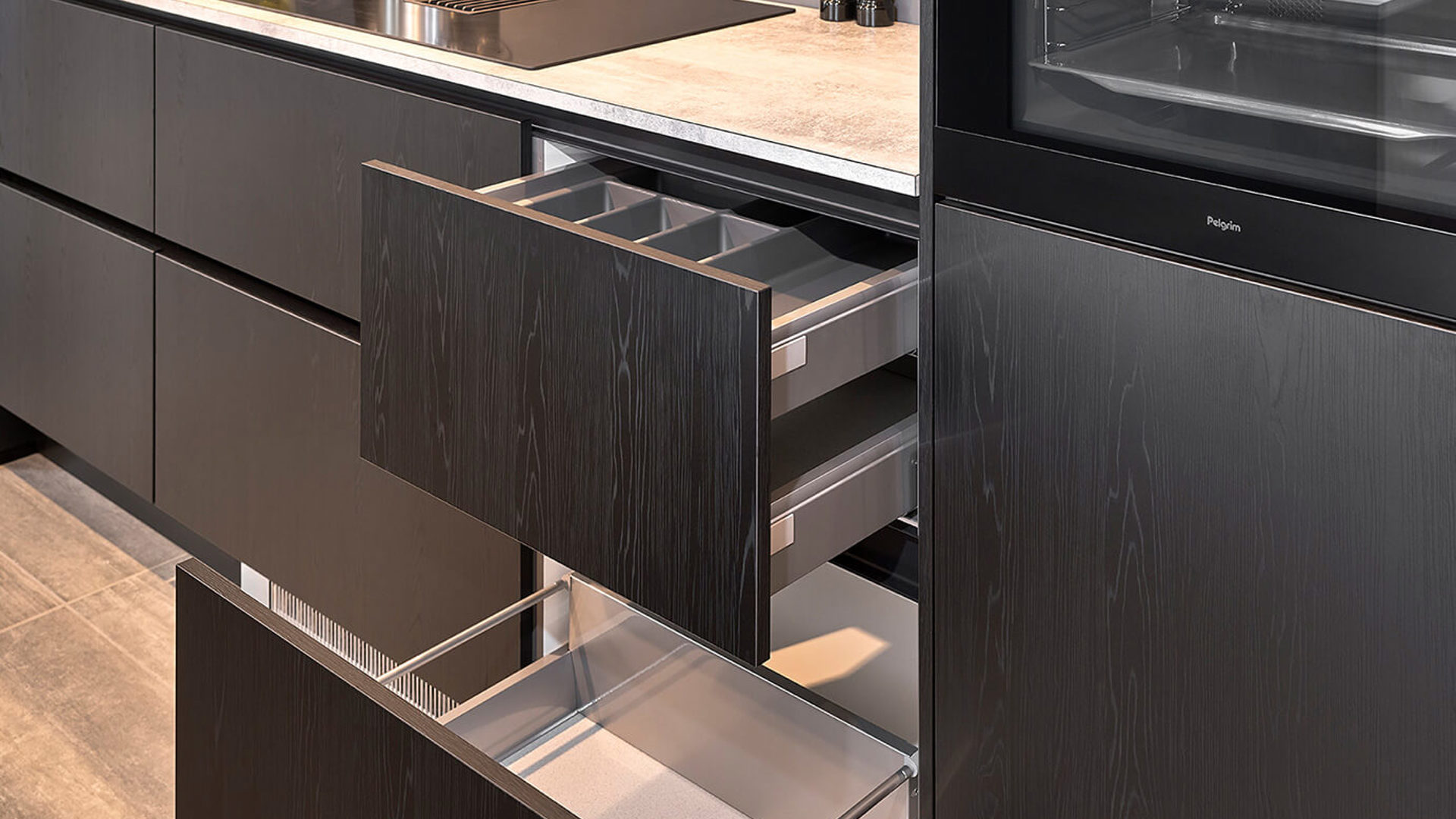 Zwarte houtlook keuken met grote laden bij Ardi Keukens