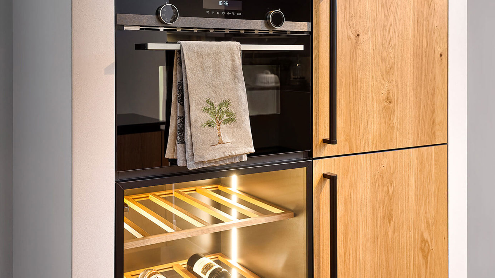 Houten hoekkeuken met inbouwapparatuur