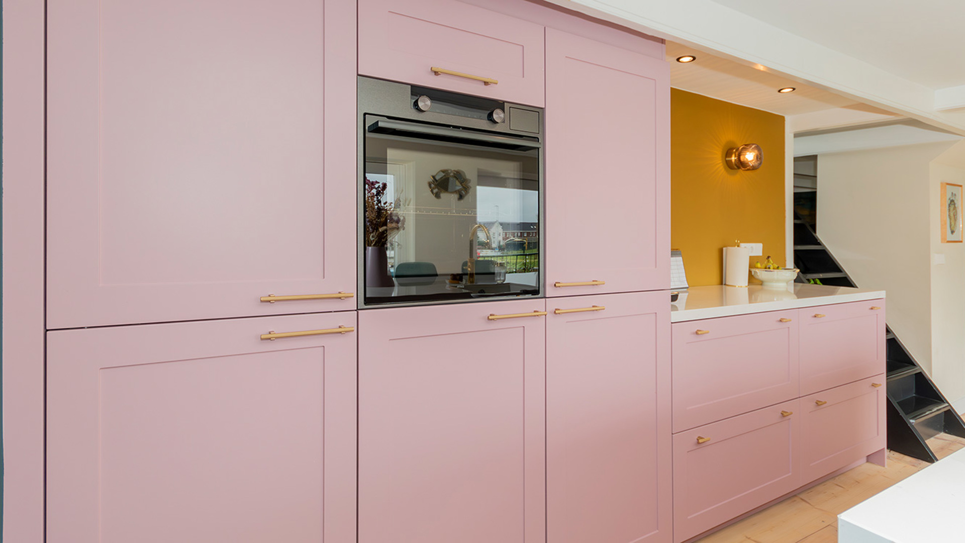 Roze kastenwand in moderne kleurrijke keuken
