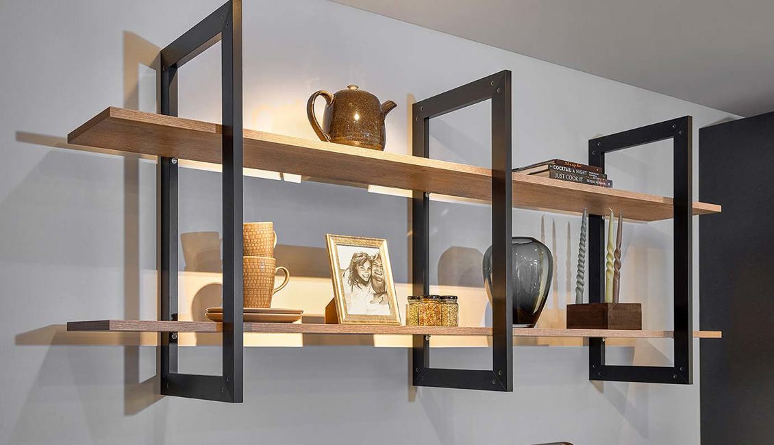 Houten keuken met wandrek