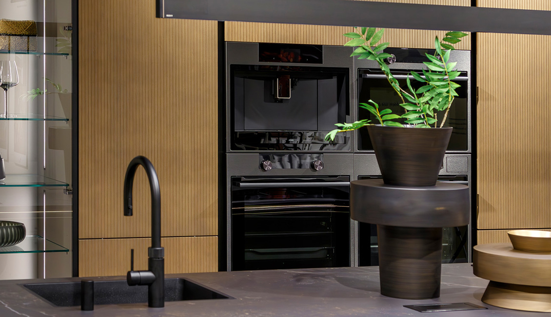 Houten kastenwand in luxe keuken met kookeiland