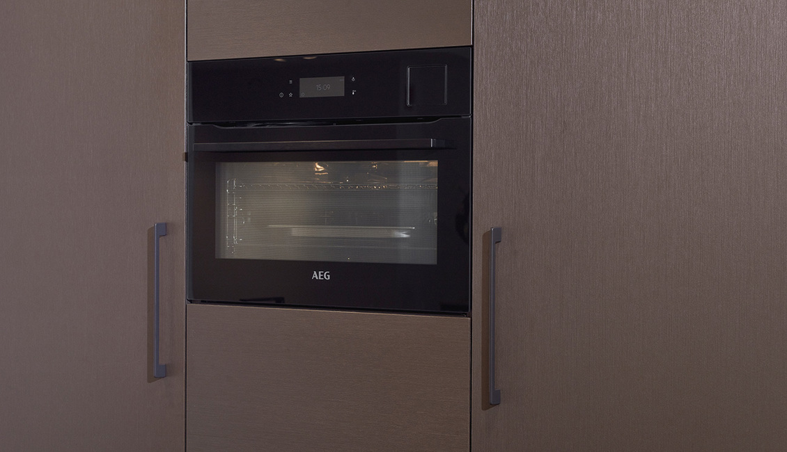 AEG oven in kastenwand