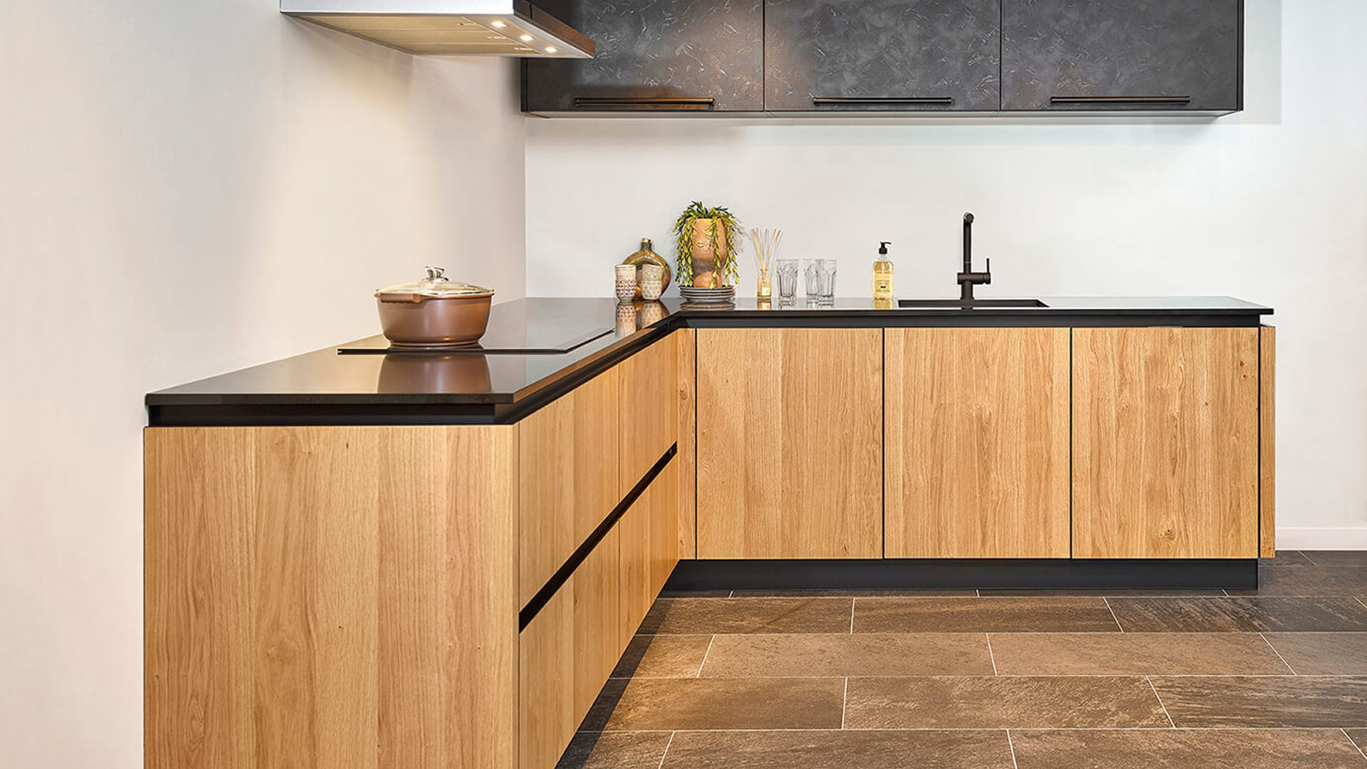 Houten hoekkeuken met zwarte bovenkastjes