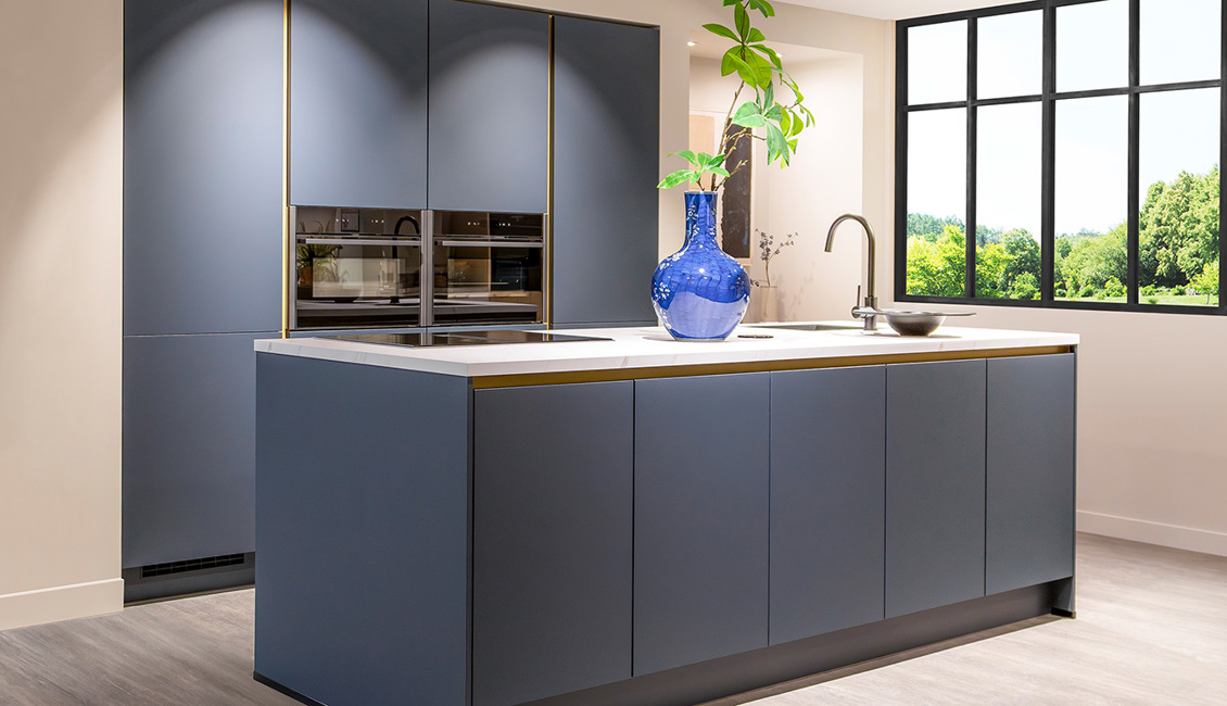 Moderne blauwe rechte keuken met eiland