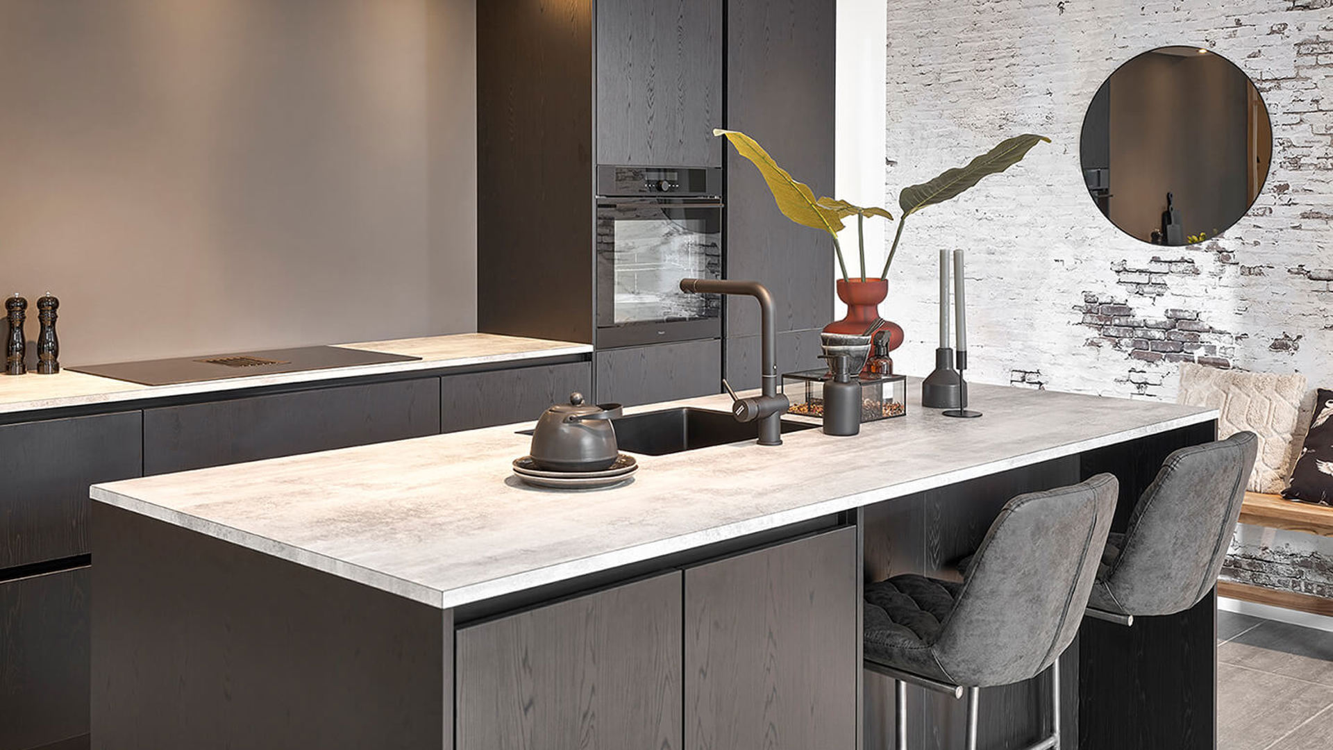 Zwarte houtlook keuken met kookeiland bij Ardi Keukens