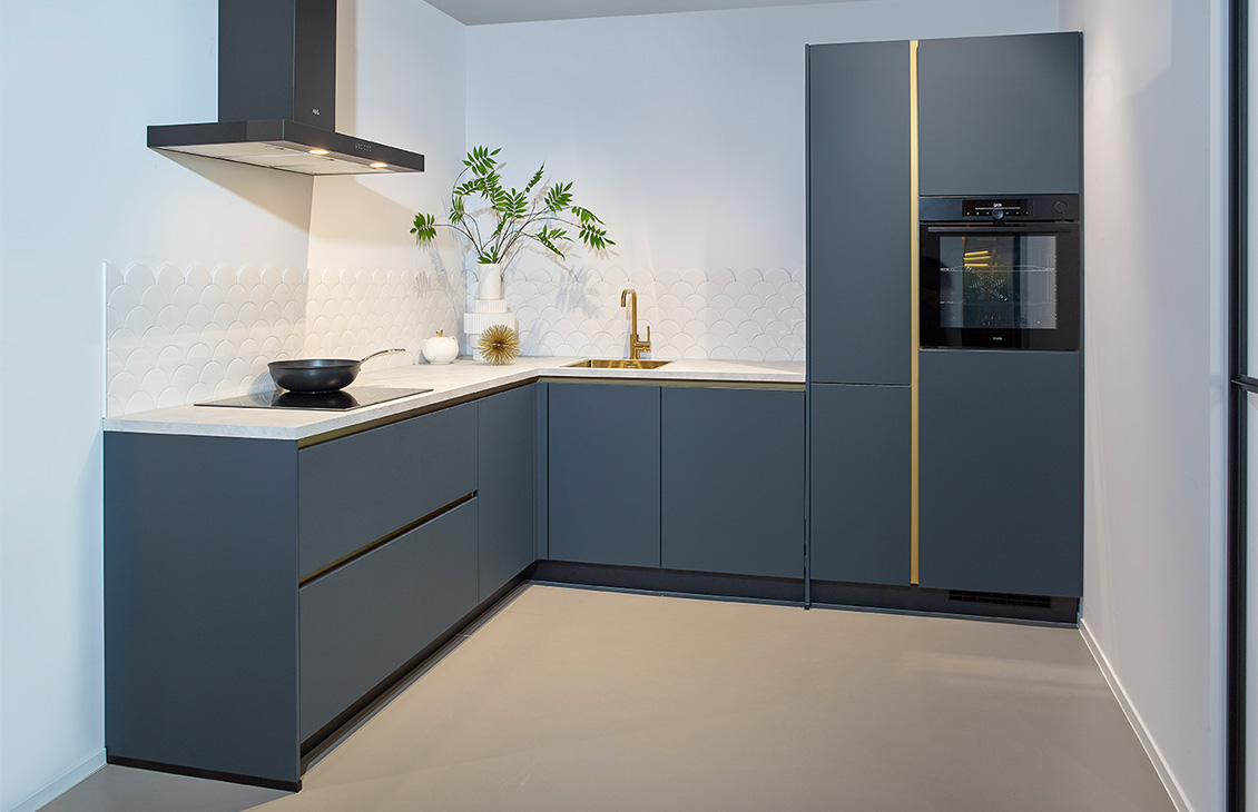 1 - Moderne blauwe hoekkeuken