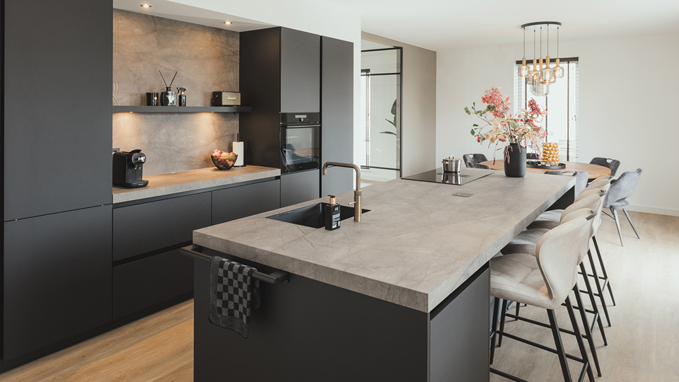 Sfeer foto van keuken genomen vanuit linkse hoek