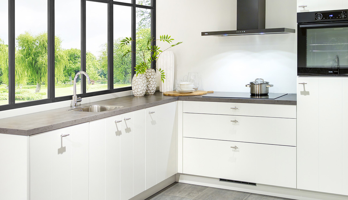 Moderne witte hoek keuken met grepen