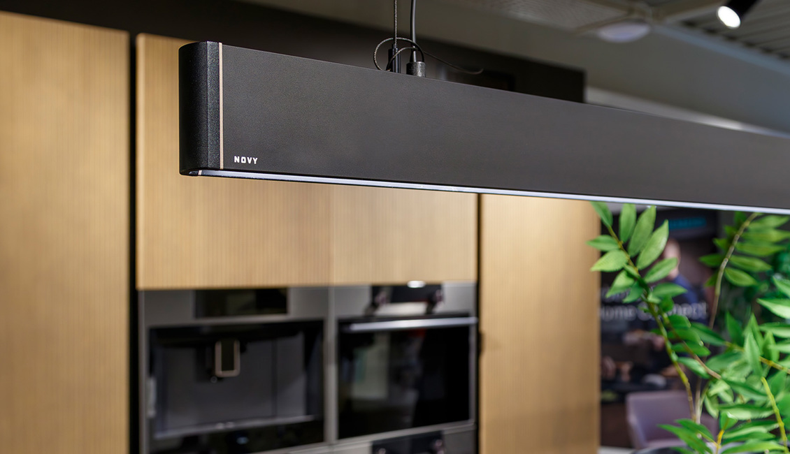 Novy lamp in luxe keuken met houtaccenten