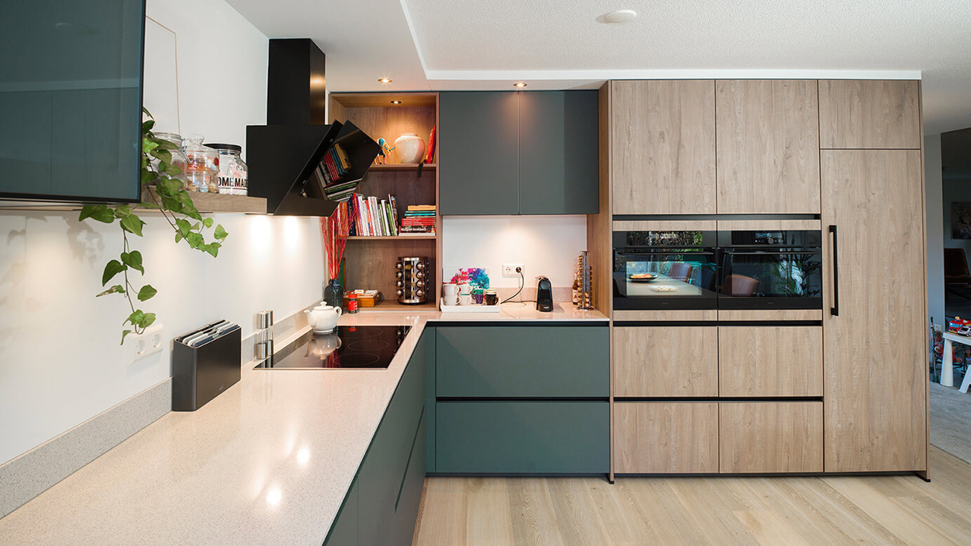 Heel gaaf. Deze keuken in twee verschillende materialen en kleuren. Kijk vooral hoe creatief en speels de apparatuur is ingebouwd. Ook trendy; het dunne werkblad.. Foto geplaatst door Keuken…