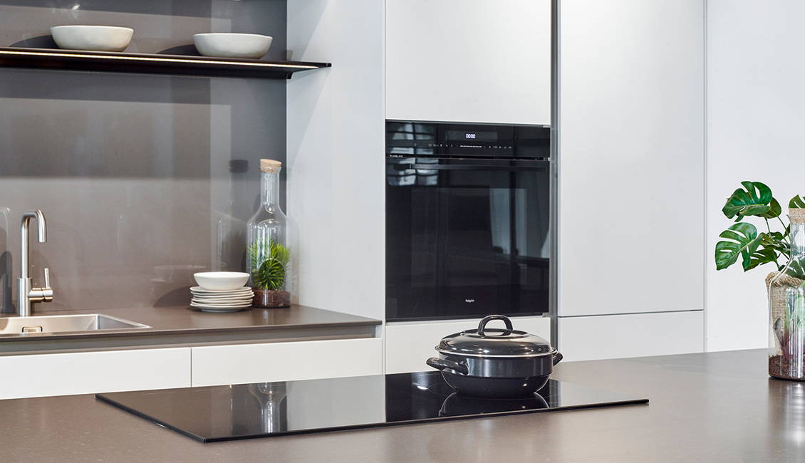 Witte moderne keuken met eiland