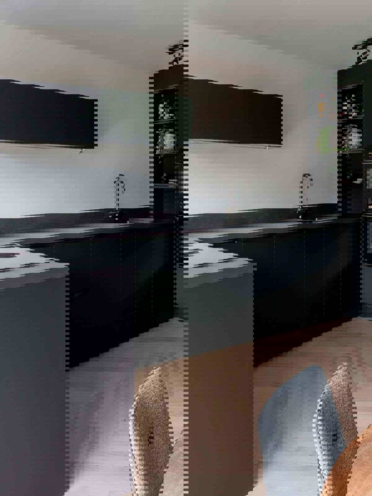 Zwarte keuken met zwart werkblad overtreft verwachtingen Nicole van Mourik uit Nijmegen