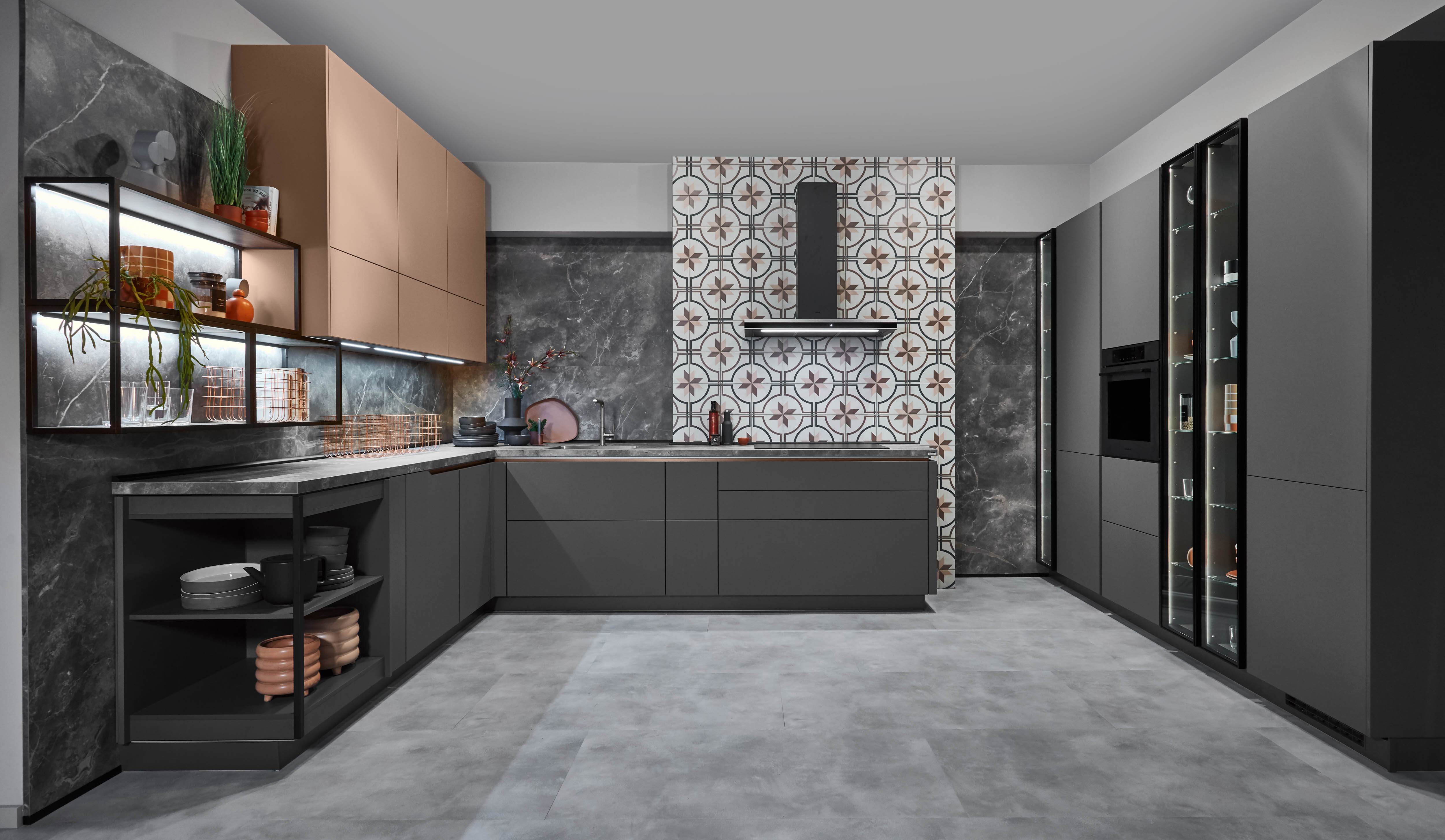 Zwarte Industriele Keuken Met Verlichting En Betonlook Vloer