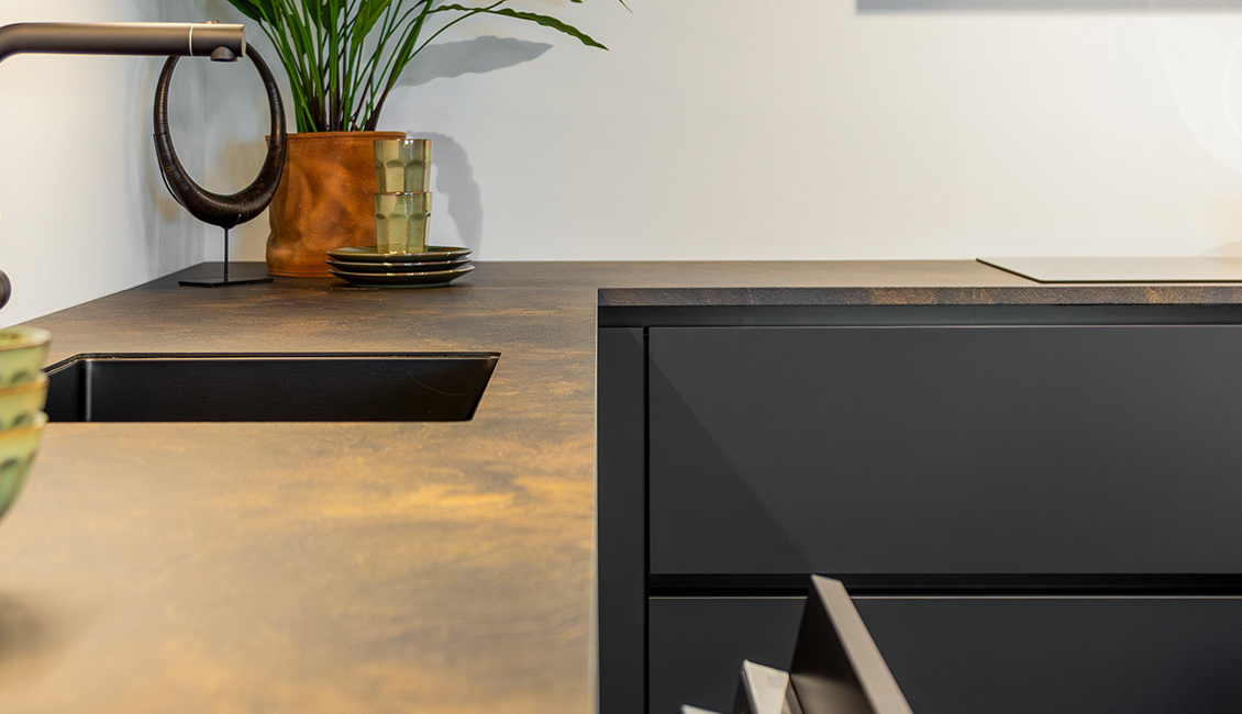 Zwarte moderne keuken met chique werkblad