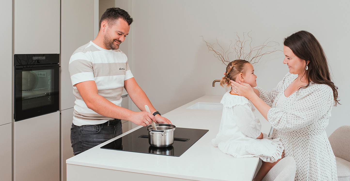 Beige moderne greeploze keuken