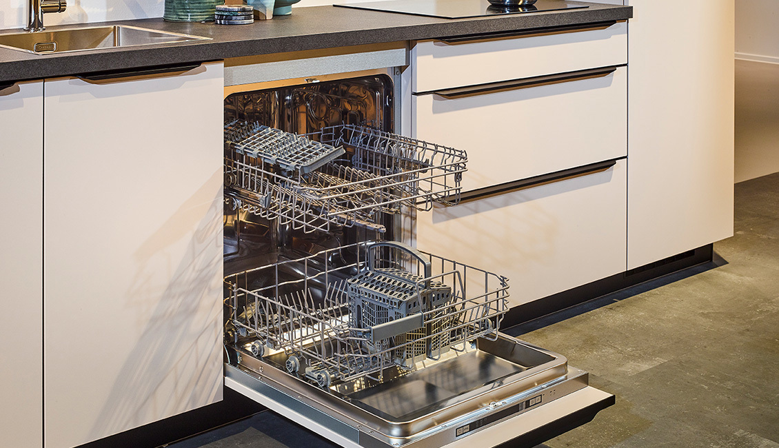 Moderne keuken met ingebouwde ETNA vaatwasser