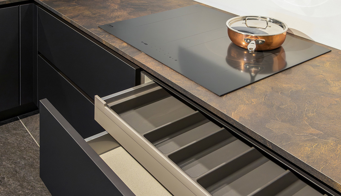 Chique greeploze keuken met inductiekookplaat