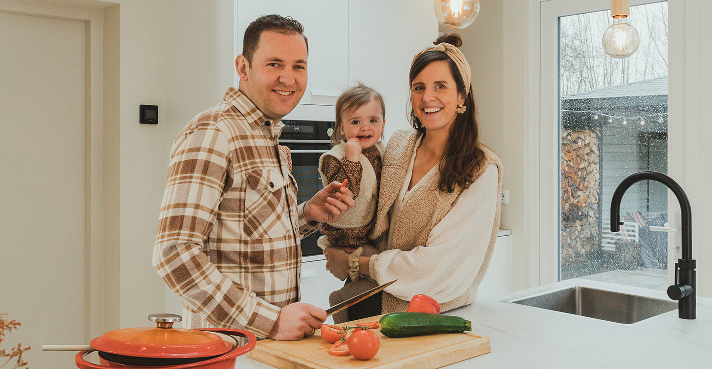 Familie Pieper en dochter in witte moderne keuken met schiereiland