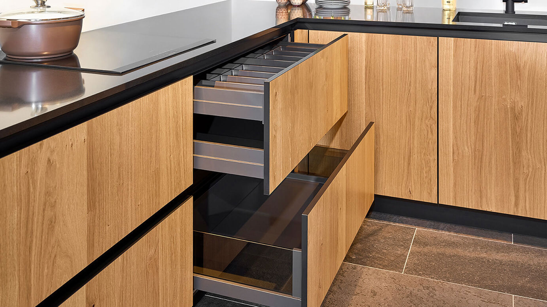 Houten hoekkeuken met lades