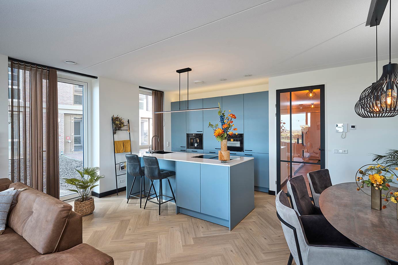Blauwe keuken met eiland