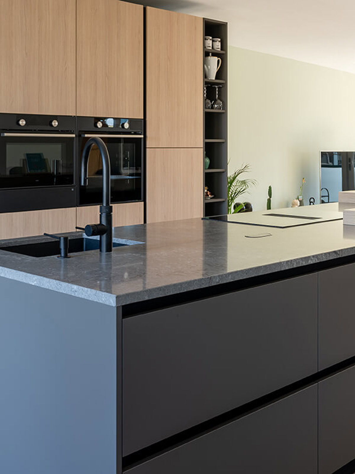 Onze prachtige keuken met hout en antraciet Familie van Heukelom uit Arnhem
