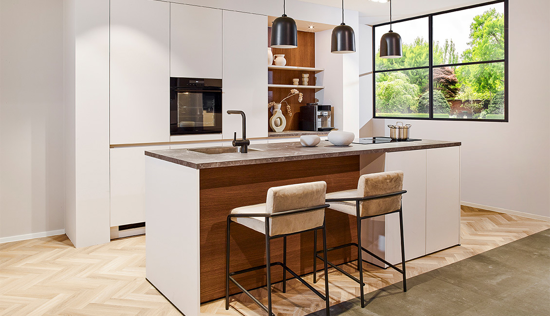 Moderne witte keuken met groot eiland