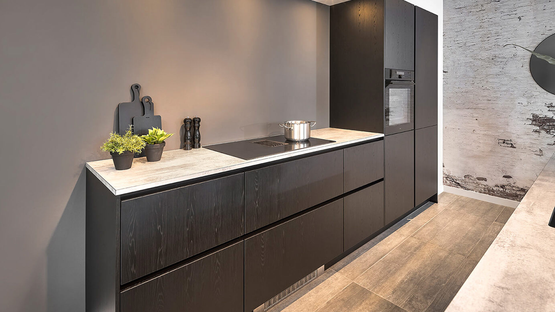 Zwarte houtlook keuken met kookeiland bij Ardi Keukens