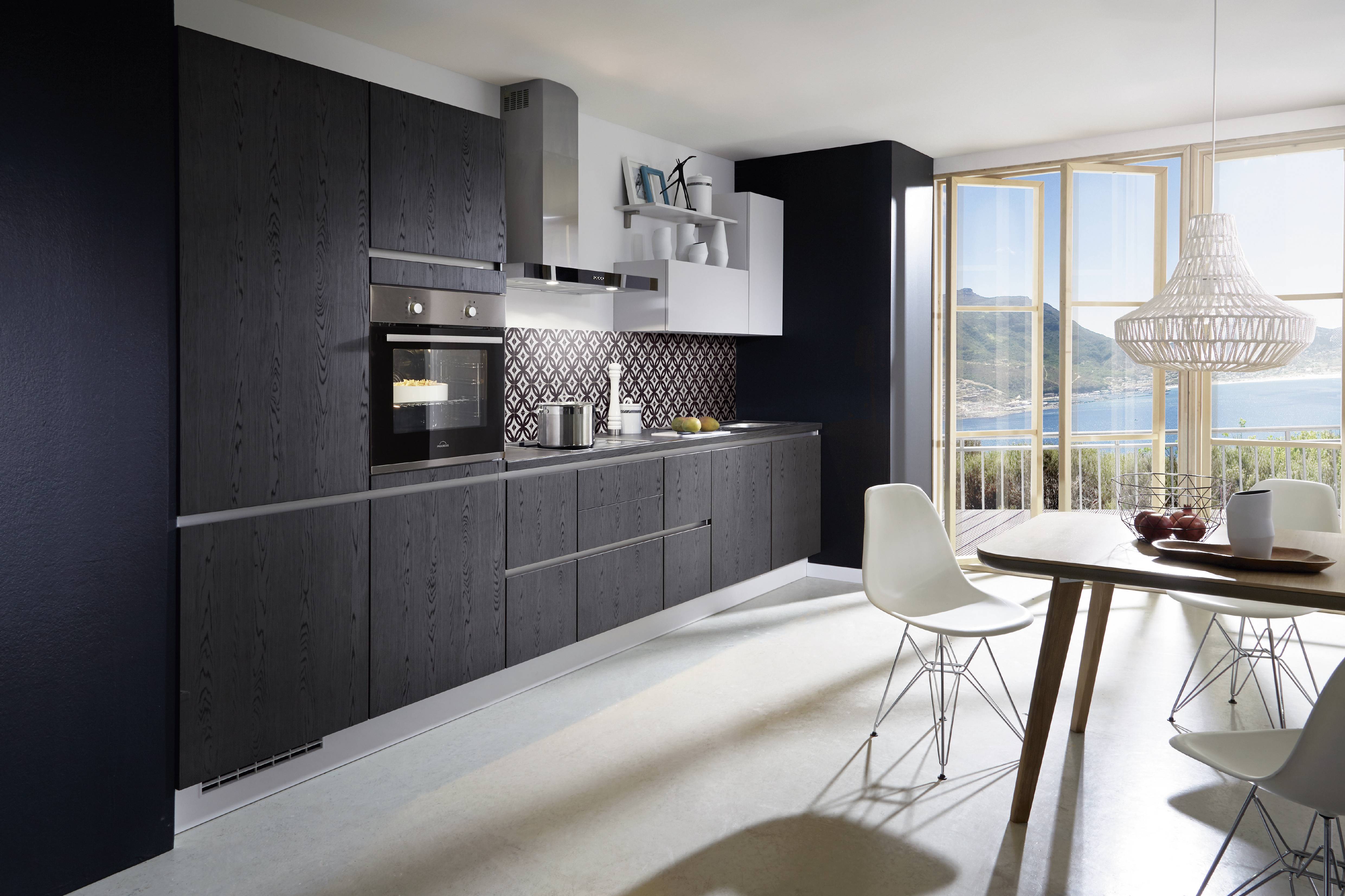 Zwarte Rechte Keuken Met Veel Licht