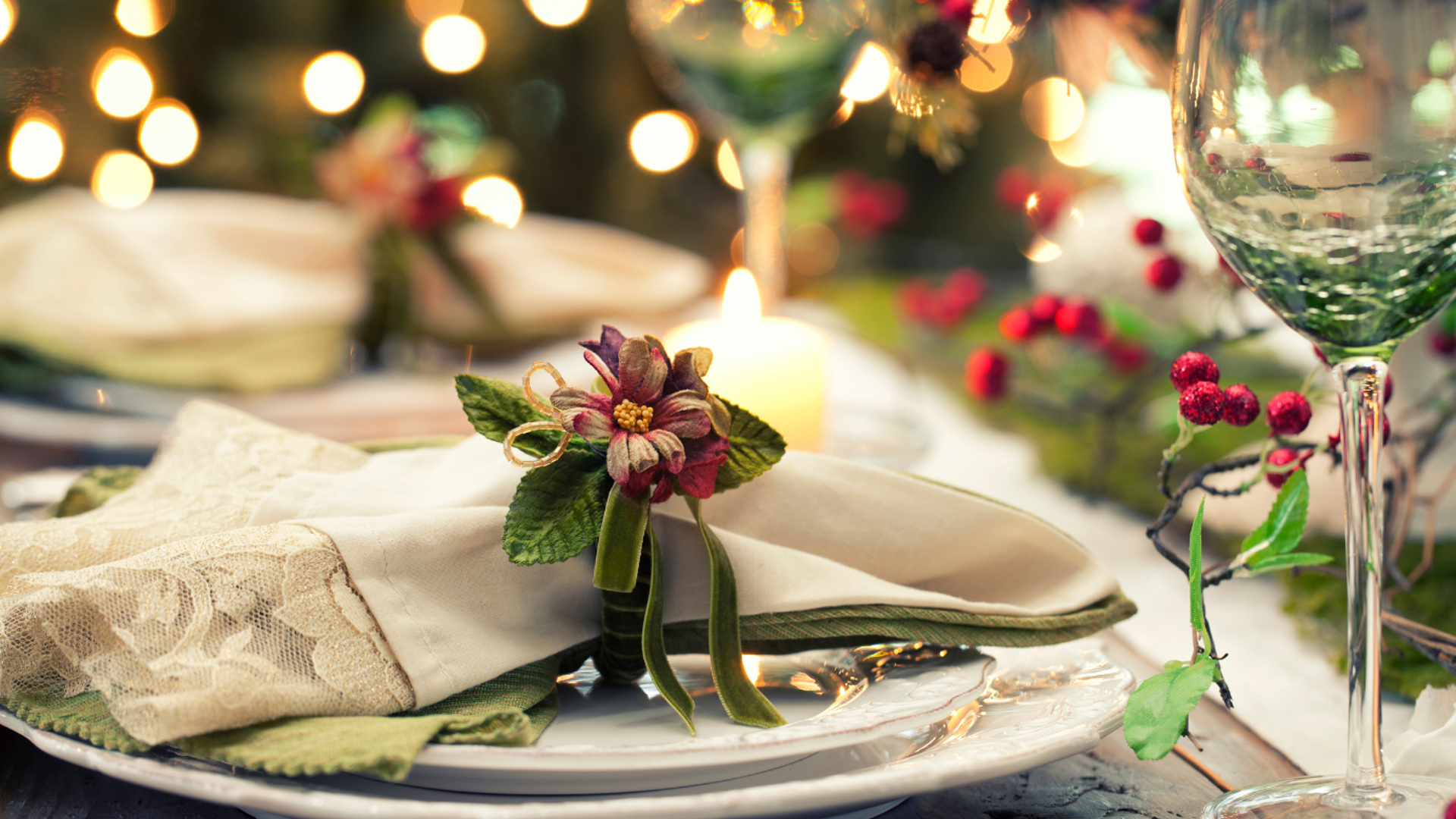 Kersttafel met natuurlijke elementen