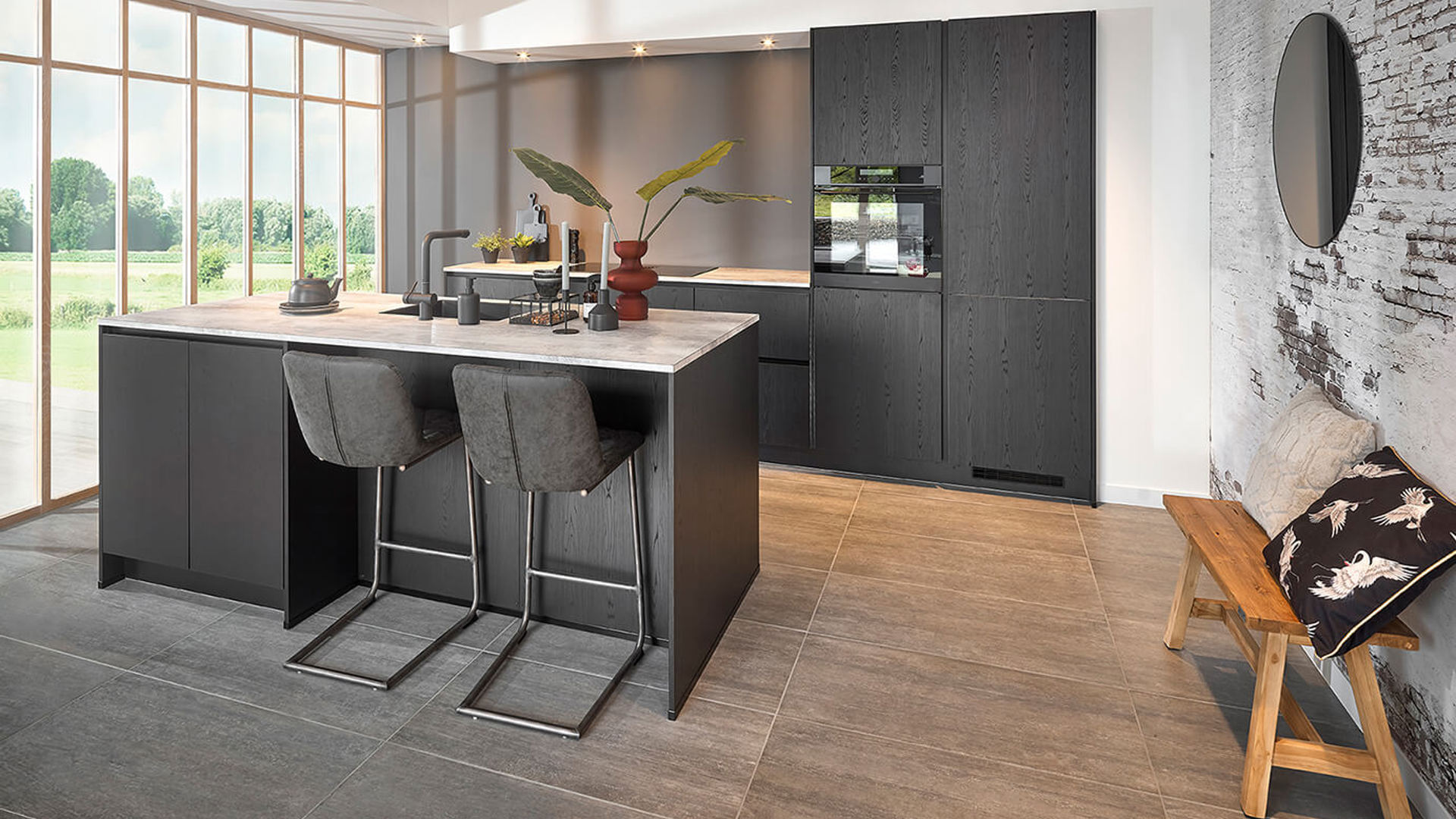 Zwarte houtlook keuken met kookeiland bij Ardi Keukens