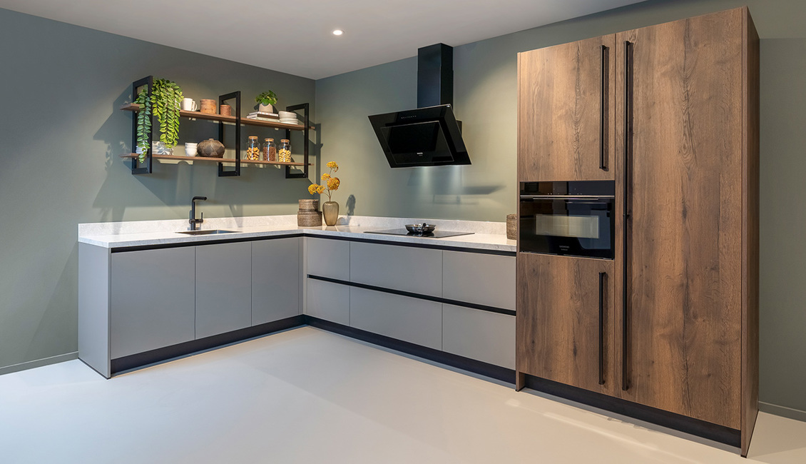 Moderne Grijze Hoekkeuken R10 Tijdloze Uitstraling Met Warm Hout Moderne Grijze Hoekkeuken R10 Tijdloze Uitstraling Met Warm Hout